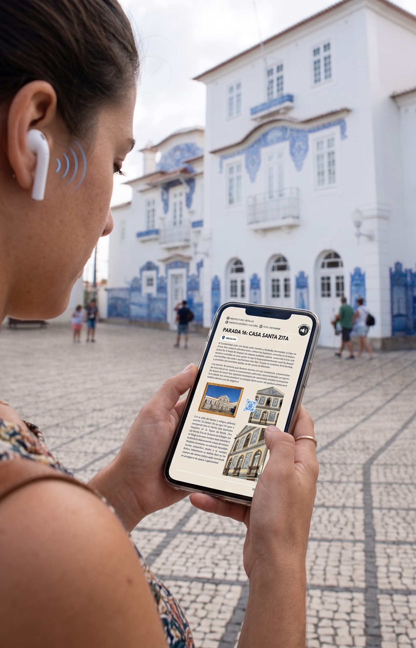Persona escuchando la audioguía en Aveiro